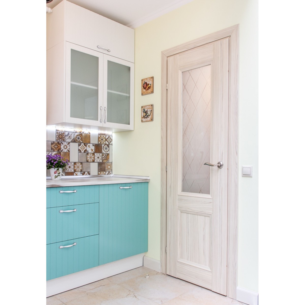 Дверь межкомнатная остеклённая с замком в комплекте Пино 90x200 см CPL